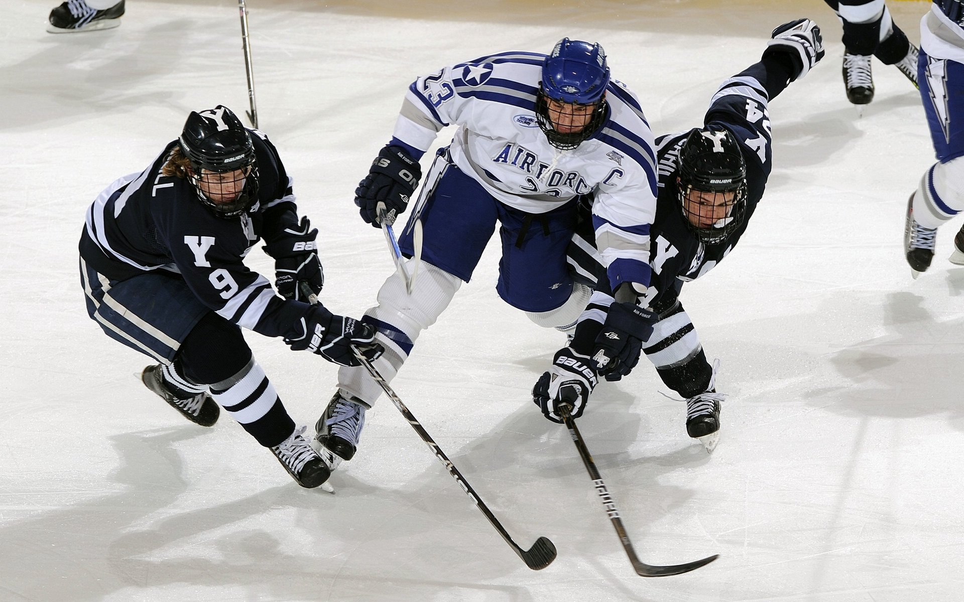 举重女将力量大到握碎粉笔盒